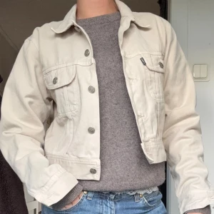 Beige jeansjacka från ONLY - Snygg beige jeansjacka från ONLY i en cropped passform🩵