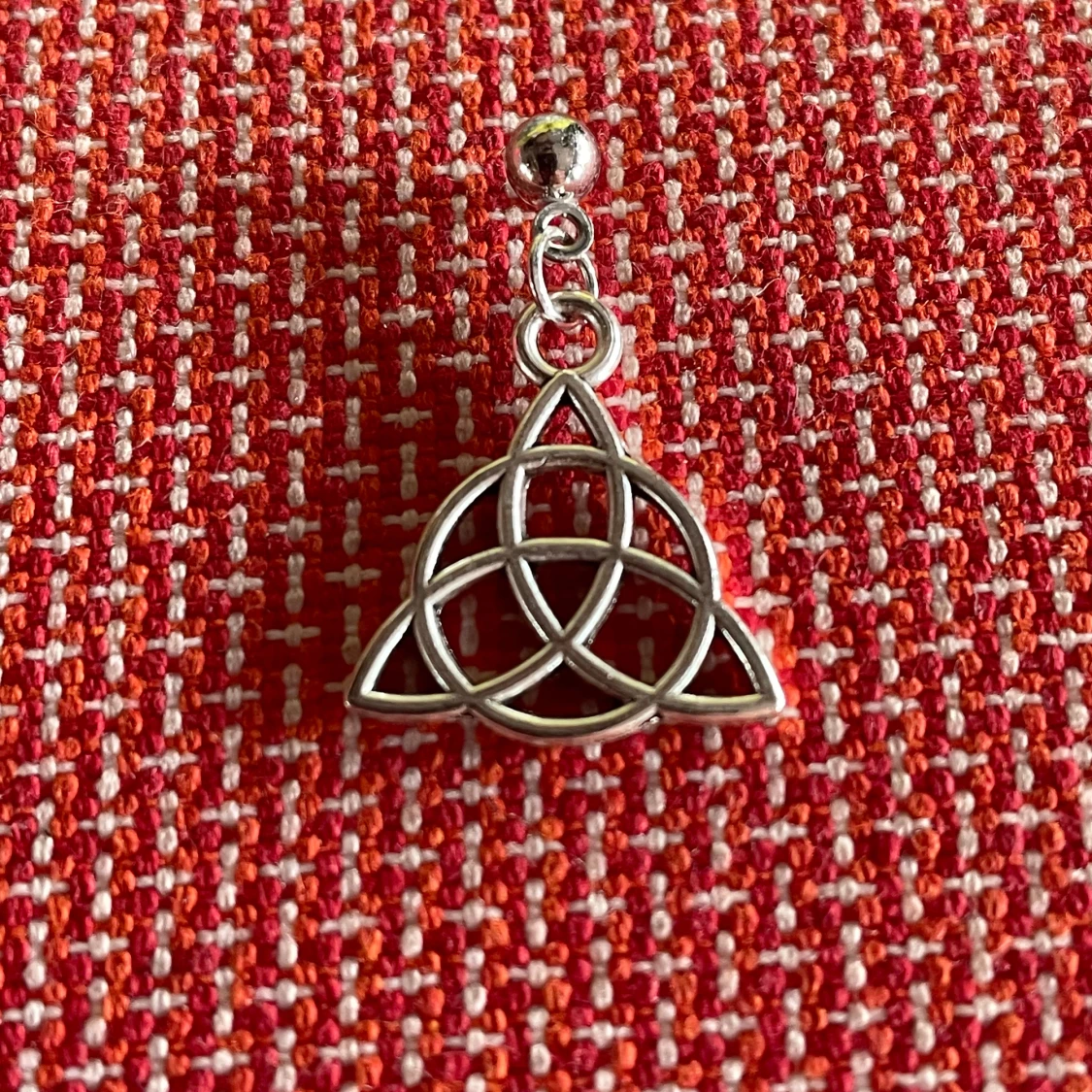 By prisförslag- 1 st Silvrigt örhänge med keltisk knut