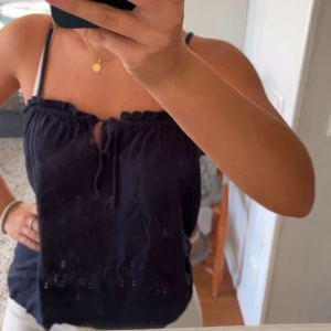 Mörkblå linnetopp med snörning - Topp från ichi (köpt på zalando)