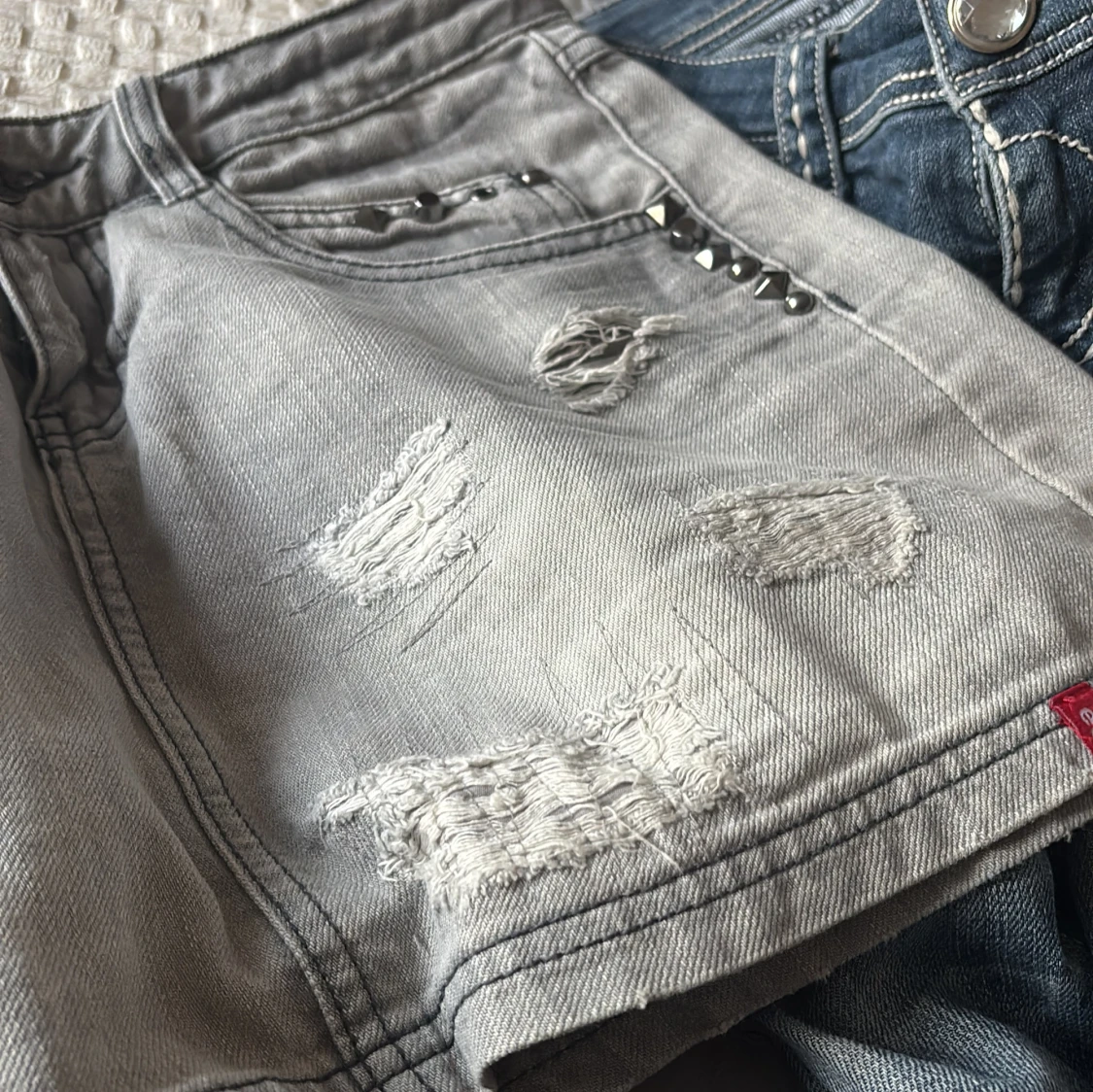 Grå mini jeanskjol med nitar Esprit - 4