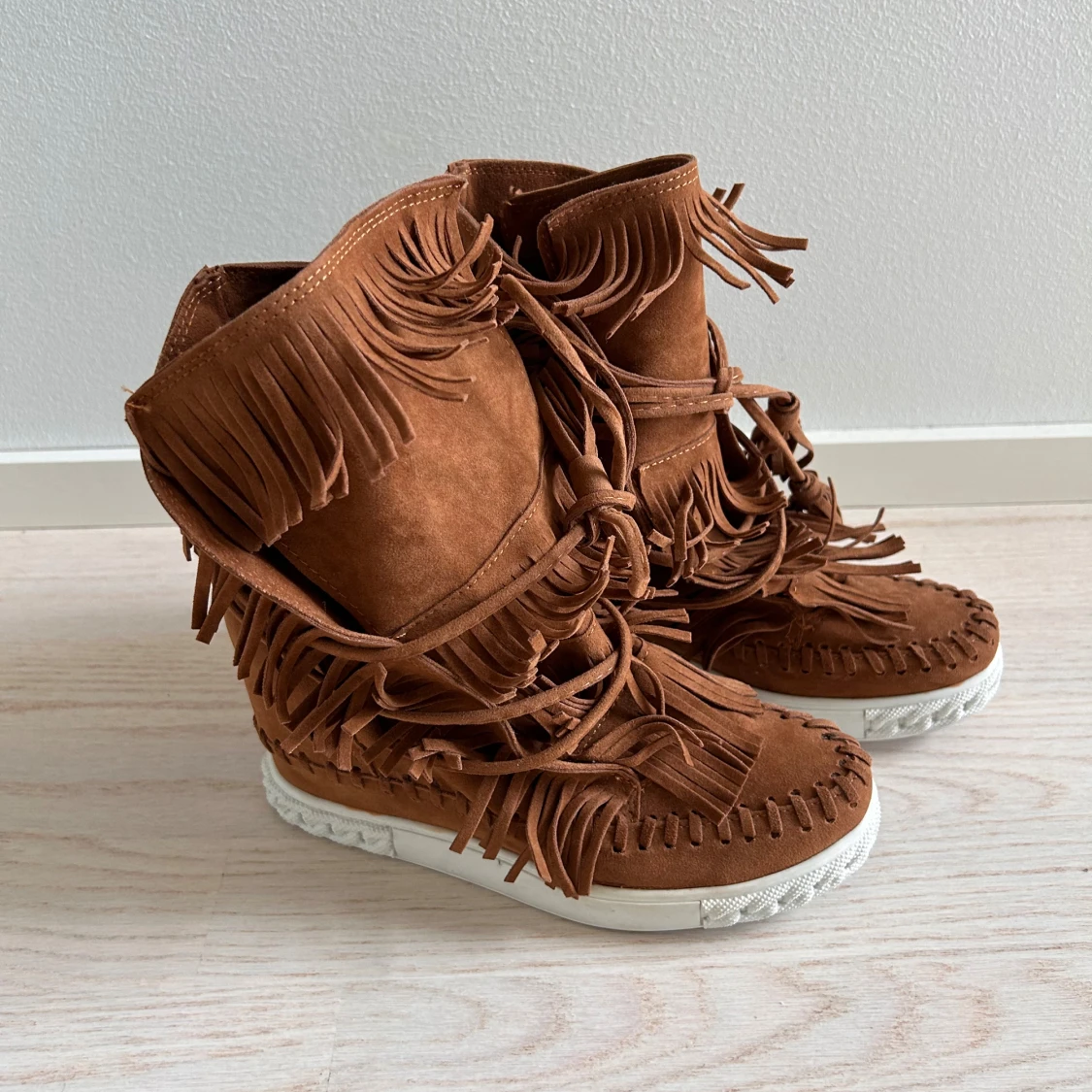 Bruna mockaboots med fransar, stl 38