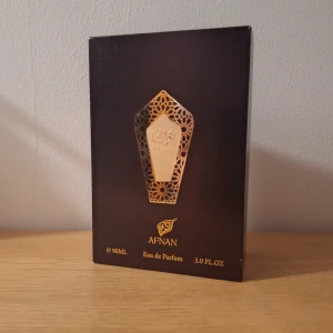 Afnan Turathi Eau de Parfum 90ml - Afnan Turathi Eau de Parfum, 90ml. Lyxig och elegant doft i snygg flaska, perfekt för dig som vill sticka ut. Snygg presentförpackning med inspirerande text om styrka och närvaro.