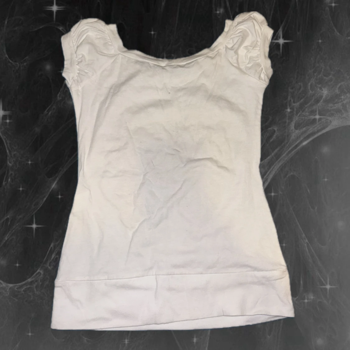 Vit topp med fjärilstryck och puffärm - 1