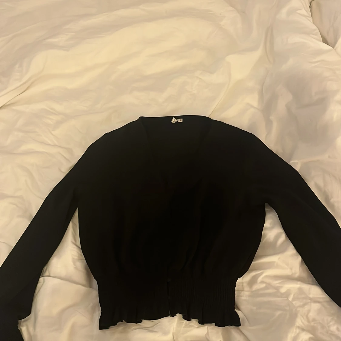 Svart blus med knappar från NLY Trend