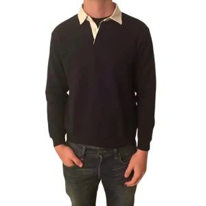 Zara tröja blå med krage S OANVÄND - OANVÄND mörkblå tröja med vit krage och knäppning framtill från Zara i storlek S. Tröjan har lång ärm och en normal passform. Riktigt bra kvalitet till ett väldigt bra pris!                                               Längd på tröjan: 61cm Bröstvidd: 53cm