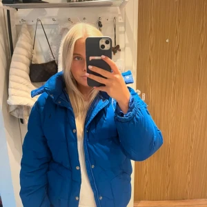 Jacka - Blå vinterjacka från Ralph Lauren i storleken 14-16 är, köpt på vinted men för kort i ärmarna på mig så får tyvärr sälja 💗