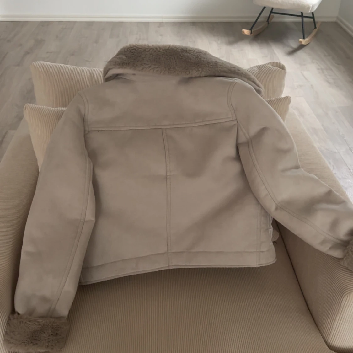 Beige teddyjacka med fuskpäls - 1