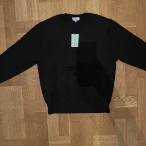 HELT NY Mörkbrun stickad tröja från Sandö - Snygg mörkbrun stickad tröja från Sandö i storlek M. Tröjan har rund halsringning, ribbade muddar och lång ärm👕! Tröjan är helt ny därför är prislapp kvar. Nypris 799 men här en helt ny för 359, galet bra pris helt enkelt!🔥✅