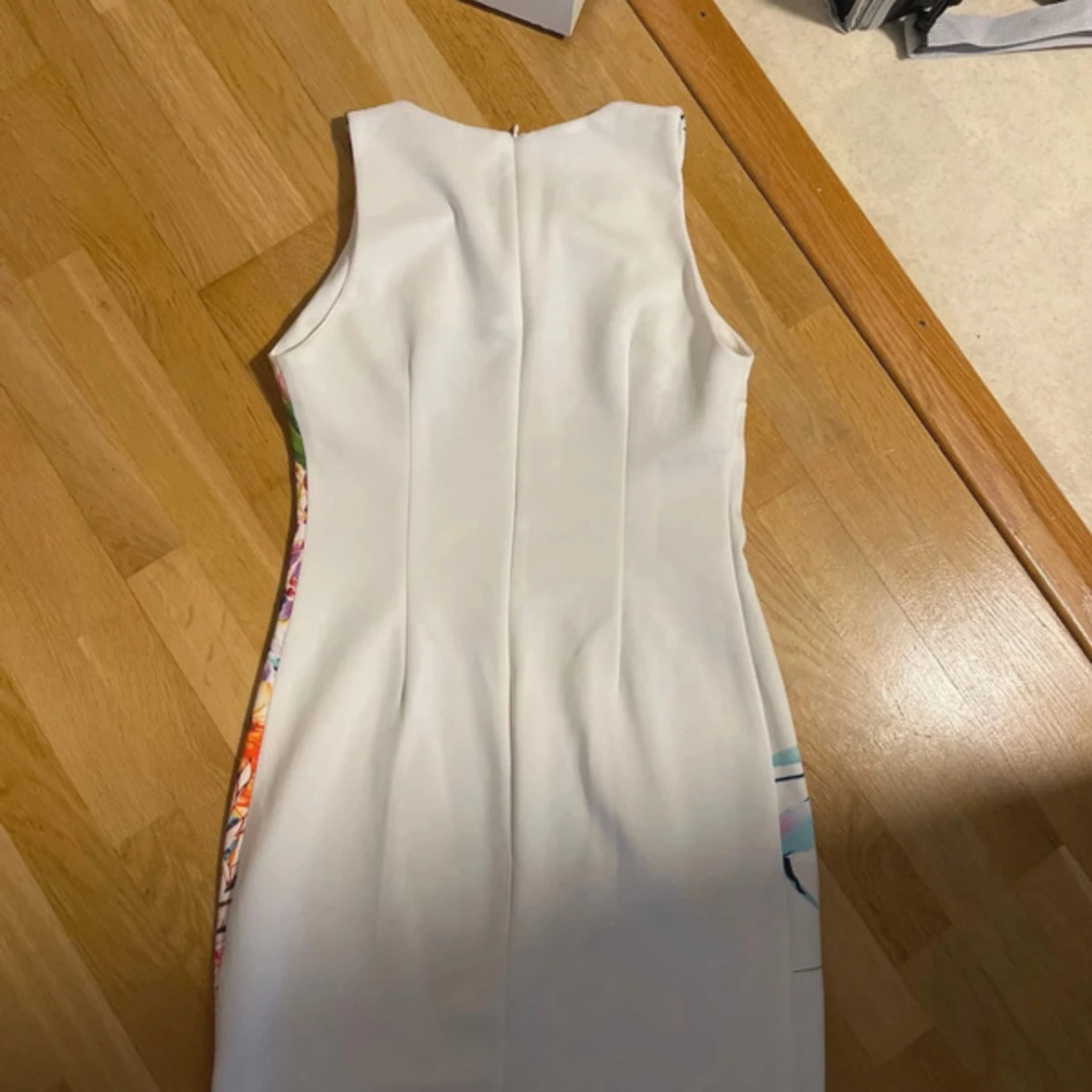 Vit blommig kortklänning från Adrianna Papell - 1