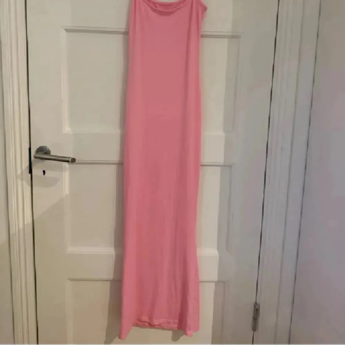 Ljusrosa långklänning med smala axelband - 2