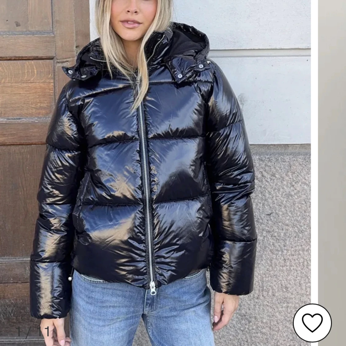 Svart glansig pufferjacka med huva