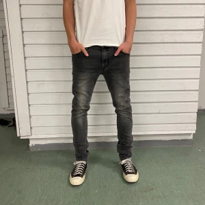 Vintage jeans från weekday - Size W30 L32 Säljer ett par grå jeans från Weekday, modellen Friday Dusk Grey. Jeansen har klassisk femficksdesign, raka ben och är tillverkade i 98% bomull och 2% elastan för lite stretch. Snyggt tvättade med en lite sliten look, perfekta till sneakers.