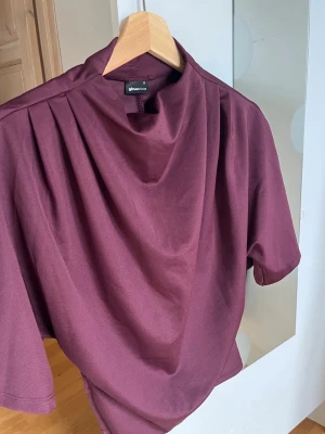 Vinröd topp  - Jätte fin topp! Jätte bra skick inte alls använd mycke!💕💕