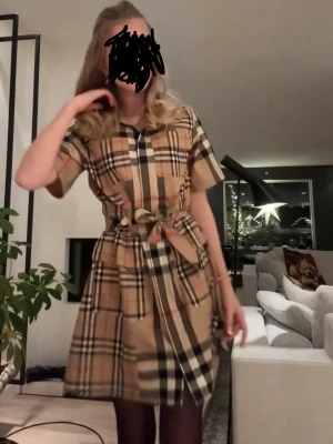 Burberry klänning  - Burberry klänning💕 Använd fåtal gånger, passar mig som bär xs/s. Pris kan diskuteras!