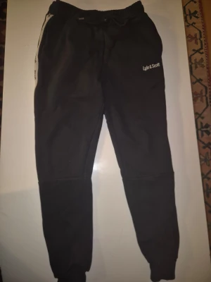 Svarta mjukisbyxor Lyle & Scott - Svarta mjukisbyxor från Lyle & Scott. Knappast använd och är i bra skick. 