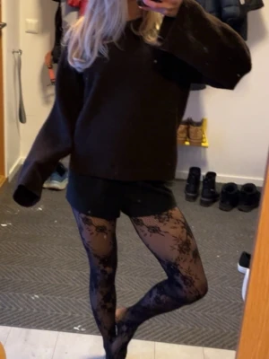 Svarta kostym shorts  - Snygga svarta shorts från Gina med klassisk passform. De har en enkel design utan detaljer och passar perfekt till olika outfits. Skriv för fler bilder vid intresse. Shortsen är använda en gång tidigare och är i nyskick 