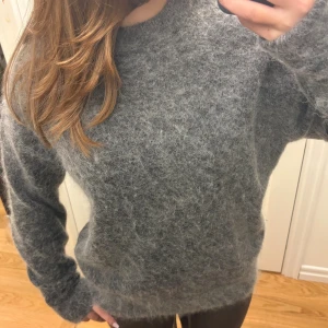 Grå fluffig stickad tröja Weekday - Säljer denna super fina tröjan från weekday, säljer då den inte kommer till användning, aldrig använd orginalpriset är 800!!😊