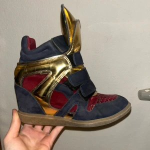Coola wedge sneakers - Skit coola Isabel Marant liknande skor, storlek 37. Står ingen märke i dem så vet tyvärr ej det. De är lite slitna men det mesta sitter på insidan av skon och syns ej när skon är på. Lite av det är utanpå som visas på bilderna. Hör av er vid frågor.