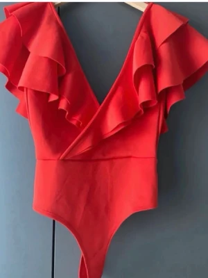 Röd volang body - Supersnygg body från gina tricot , perfekt till fest eller till sommaren 