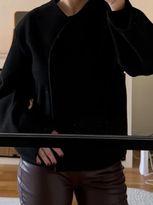 Svart omlottjacka - Från Monki. Sparsamt använd🖤🖤nypris: 799