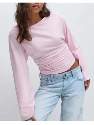 Ljusrosa långärmad topp - Säljer en ljusrosa långärmad topp med rynkade sidor och croppad passform. Den är ifrån gina tricot young i storlek 158/164 men passar mig som har xs. Den är helt ny med prislapp kvar och säljer då den inte kommit till användning. Pris går att diskuteras🩷