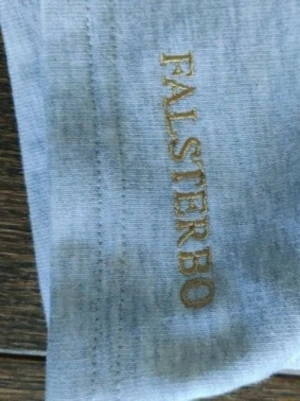 Mjukisshorts Grå - Mjuka och bekväma grå loungewearshorts från Gina Tricot (Falsterbo Horse Show 2025) med broderad logga. Säljes helt oanvända med lappen kvar då det blev fel storlek för mig.