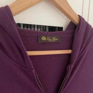 Loro Piana Kashmir hoodie - Sjuk Kashmir hoodie från Loro. Nypris runt 16000kr. Storleks label saknas men motsvarar en M/L europeisk storlek. Passar bra på 185. Vid frågor är det bara att höra av sig ! Allt gott.