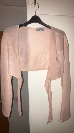 Ljusrosa bolero - Fin rosa bolero kofta, lite genomskinlig. Använd nån enstaka gång men inget för mig.