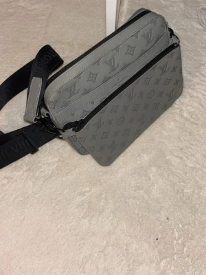 Grå väska  lv  - En grå väska skön för sommaren 