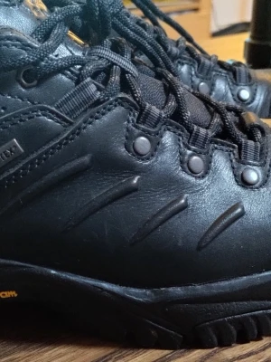 Haglöfs Svarta Gore-Tex kängor med snörning - Säljer ett par svarta kängor med robust snörning och slitstark sula. Tillverkade i läder med detaljer i textil och vattentätt Gore-Tex-membran. Perfekta för dig som vill ha både stil och funktion. Snygga detaljer och grov yttersula för bra grepp. Använda ett fåtal gånger 