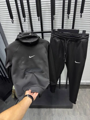 Svart nike dress - Svart hoodie från Nike med vit logga på bröstet och en stor, diskret Nike Swoosh i grått. Hoodien kommer även med ett par byxor så att du får en hel dress.