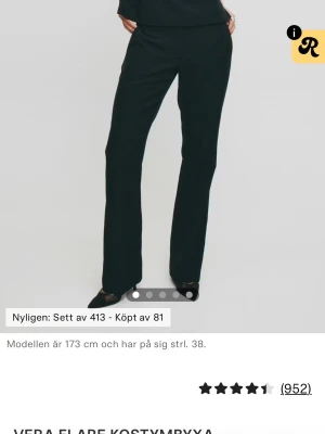 Svarta flared kostymbyxor - Säljer ett par svarta kostymbyxor från bikbok, lågmidjade. Dem har lite slitage längst ned vid fötterna annars bra skick. Skriv för mer bilder. Ordinarie pris 500