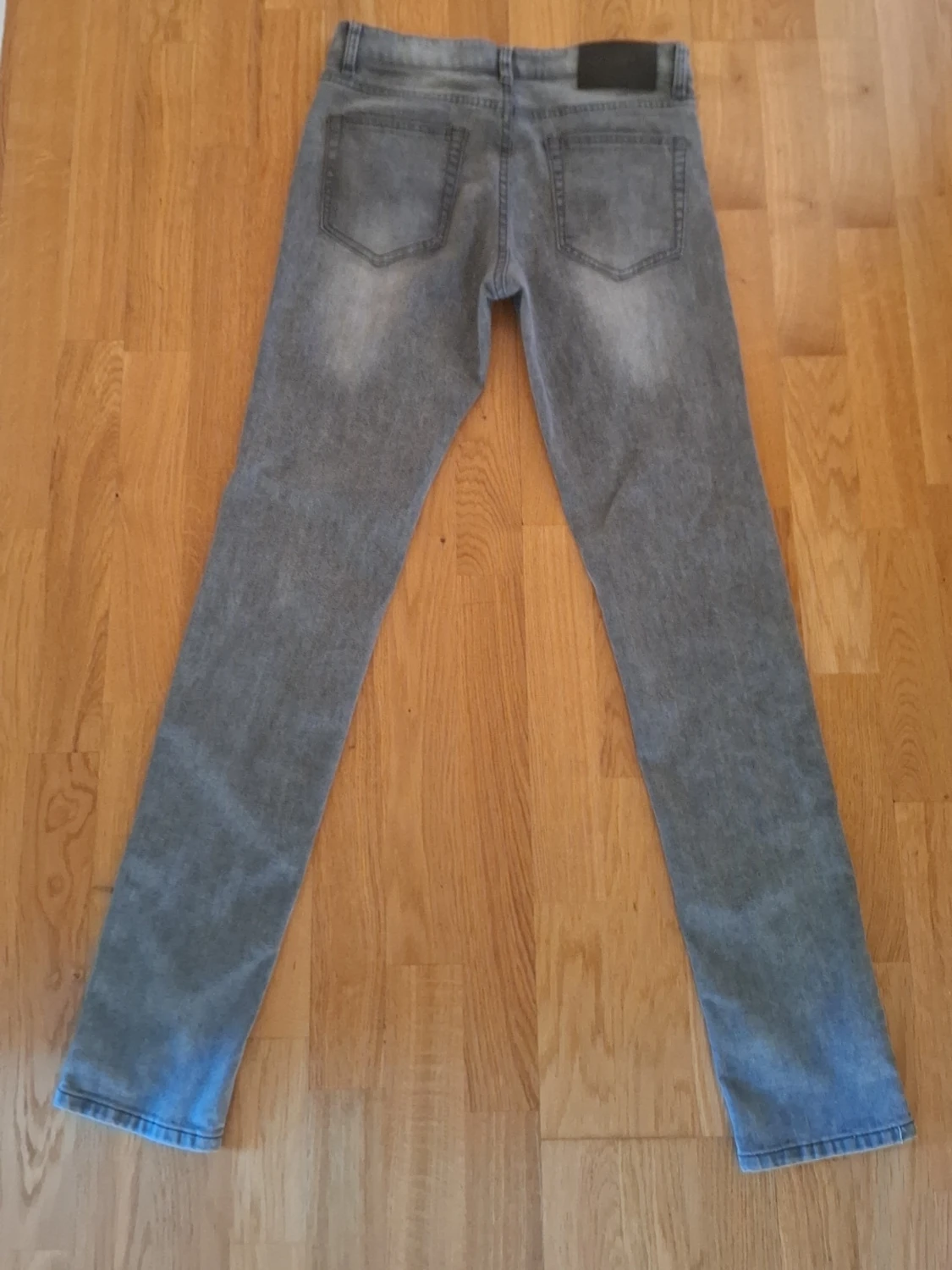 Grå skinny jeans med tvättad look