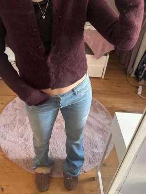 Söt kofta från gina tricot - Jättefin kofta från gina tricot i vinröd färg, säljer endast för att den är för tajt på mig. Storlek S, fint skick. 