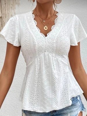 Vit blus med spets och v-ringning - Söt vit blus med v-ringad spetskant och broderade detaljer. Blusen har korta, luftiga ärmar och ett lätt utsvängt fall. Perfekt till jeans eller kjol för en fräsch och somrig look.