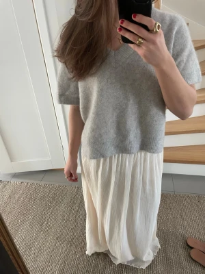 Plisserad långkjol från Zara i cremevit - Plisserad långkjol från Zara i en ljusbeige nyans. Kjolen är helt oanvänd, med prislappen kvar.