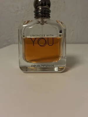 Emporio Armani Stronger With You parfym - Stronger with you, den har runt 60 ml kvar av 100 och är en väldigt god doft, jag säljer den eftersom jag inte använder den jätte ofta. hör gärna av er ifall det är något ni undrar, lådan har jag tyvärr inte