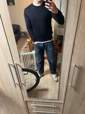 Sand tröja merinoull  - Sand tröja i merinoull, storlek M. Riktigt skön stickad tröja från märket Sand. Den har en slim passform och passar dig mellan 175-190 beroende på önskad passform 