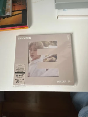 sunoo  - i bought it and i never used it ever there’s the cd and the lyric book that’s it. it is how it came nothing new