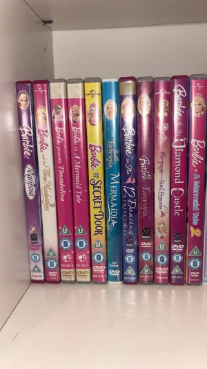 Barbie Dvd Samling - !!! Hemliga Dörren, Ett Hästäventyr, Prinsessan & Popstjärnan, Sjöjungfrusaga 1, ett modeäventyr och Mermaida är SÅLDA!. En samling av Barbie-filmer på både engelska och svenska, med magiska äventyr, prinsessor och sagovärldar. Perfekt för dig som älskar Barbie filmer. Förekommer repor, fettfläckar och fodral som kan vara trasiga men absolut inget som påverkar skivan. Alla är testade och fungerar utmärkt. Kan separera om de är 3+ annars inte då de blir för krångligt. 100kr/st!.