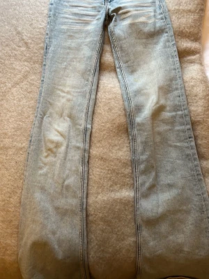 Ljusblå bootcut cheap monday jeans - Säljer ett par ljusblå cheap monday jeans i storlek 25/32. Säljer pga att de blev för små. Dem är i jättebra skick men passar lite mindre då de krympte i tvätten.Passar jättebra på någon som är 160-165 cm lång.