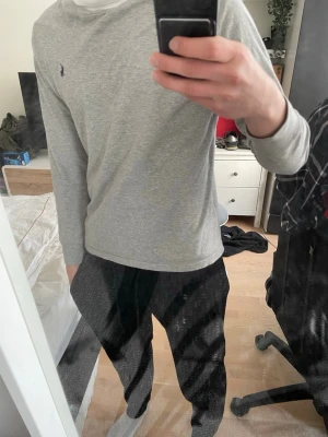 grå tröja  - Tja! Säljer en skön grå ralph lauren hoodie. Tröjan är 100% ull och topp kvalitet. Flytt på med prisförslag!