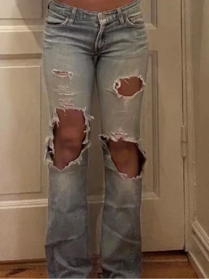 Jeans med slitningar - Midjemåttet rakt över är 37cm o innerbenslängden 78cm