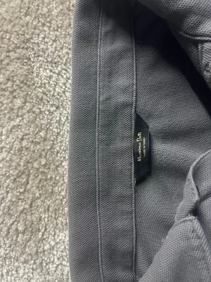 Pikétröja från Massimo Dutti  - Säljer den snygga Massimo Dutti tröjan i grymt pris. Den har nästan inga defekter och är i väldigt bra skick. Den passar dig som är ifrån 168 cm till dug som är 174 cm lång. Priset kan diskuteras.