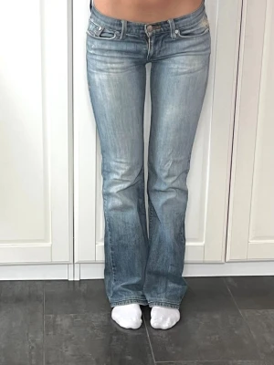 Low waist bootcut jeans - Säljer dessa vintage low waist bootcut jeans från indie!  Midjemåttet är ca 37 cm och innerbenlängden ca 79-80 cm🥰