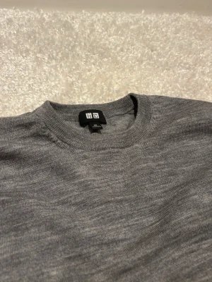 Uniqlo merino ull - Tja säljer denna feta merino ull tröja. Stl XS, nypris: 500kr, priset går möjligtvis att pruta på. Inga defekter, som ny. Sitter slim