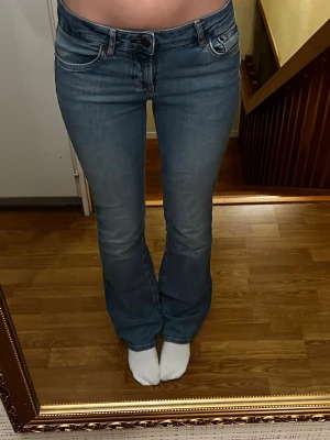 Lowwaist blå jeans - Lågmidjade blå bootcut jeans från Zara i storlek S