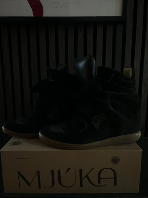 Isabel Marant skor - Säljer mina nästintill oanvända Isabel marant då de tyvärr inte kommer till användning. De är äkta och köpt i butik men har inte original lådan kvar. De är i storlek 41 men de är små i storlek så passar någon som vanligtvis har 39/40, kan gå ner i pris vid en snabb affär💗💗