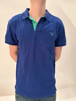 Gant pike -  Säljer en blå Gant piké i storlek M, rätt bra  skick, skriv vid frågor så klart