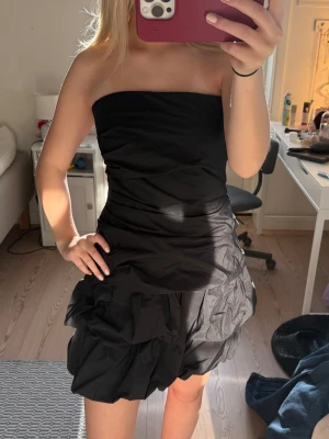 Svart axelbandslös kort klänning - Snygg svart axelbandslös kort klänning💗